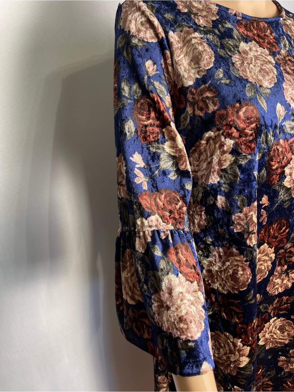 Velvet Floral Long-Sleeve Shift Dress in Navy - Picture 2 of 7